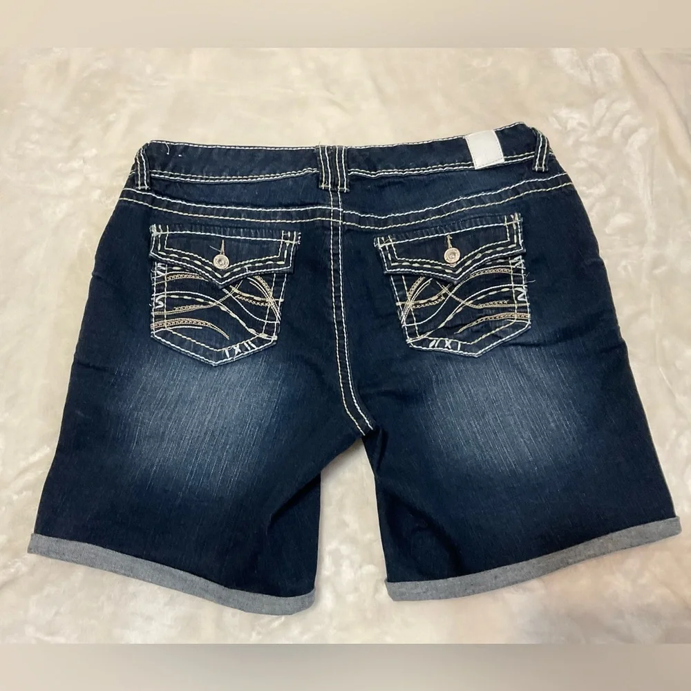✨3/$20✨ Maurices Dark Indigo Bermuda Cuffed Jean Shorts size 16 - Picture 2 of 6
